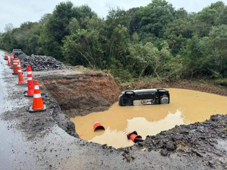 Idoso sai ileso após carro cair em buraco de obra na ERS-448, em Farroupilha - Studio TV