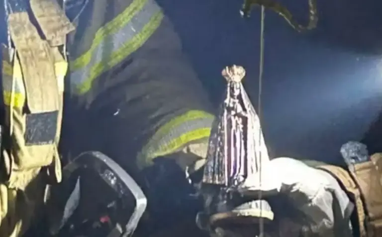 Imagem religiosa permanece intacta após incêndio destruir parte de casa no RS - Studio TV