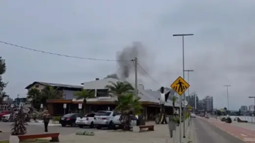 Incêndio atinge área das fritadeiras de restaurante, em Torres - Studio TV