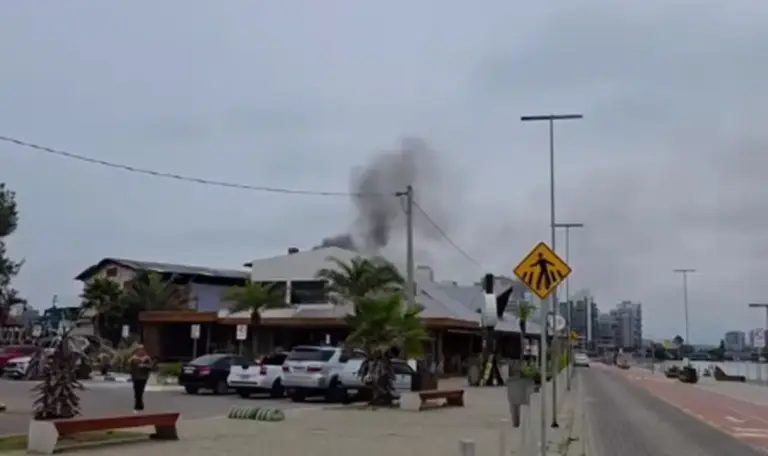 Incêndio atinge área das fritadeiras de restaurante, em Torres - Studio TV