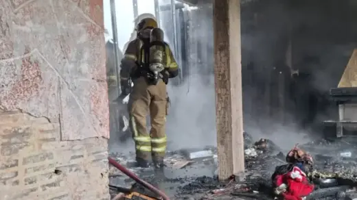 Incêndio atinge residência e bombeiros resgatam adolescente em Caxias do Sul - Studio TV
