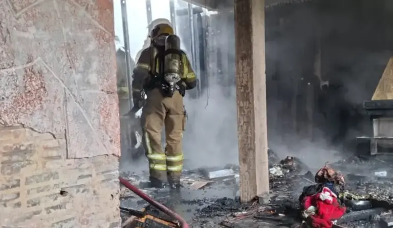 Incêndio atinge residência e bombeiros resgatam adolescente em Caxias do Sul - Studio TV
