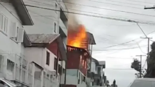 Incêndio destrói casa abandonada e força evacuação de prédios em Caxias do Sul - Studio TV