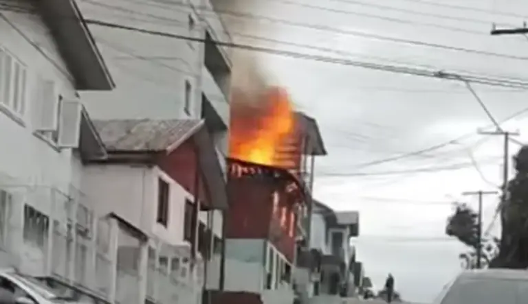 Incêndio destrói casa abandonada e força evacuação de prédios em Caxias do Sul - Studio TV