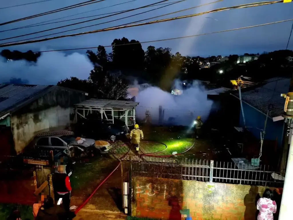 Incêndio destrói residência no bairro Vera Cruz, em Passo Fundo, e duas pessoas são hospitalizadas - Studio TV