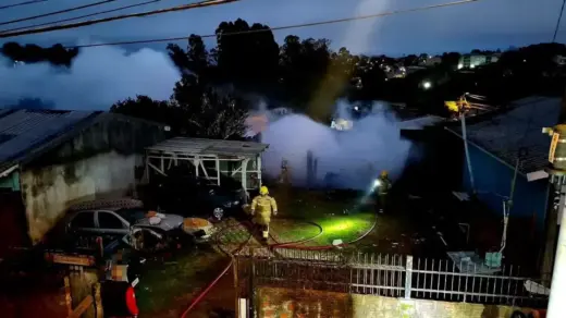 Incêndio destrói residência no bairro Vera Cruz, em Passo Fundo, e duas pessoas são hospitalizadas - Studio TV
