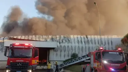 Incêndio em indústria têxtil é controlado após 15 horas e uso de 113 mil litros de água em Itajaí - Studio TV