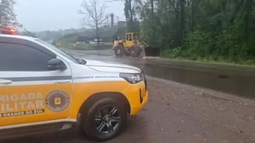 Limpeza no acostamento reduz acúmulo de água na ERS-324, em Nova Prata - Studio TV