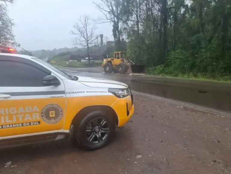 Limpeza no acostamento reduz acúmulo de água na ERS-324, em Nova Prata - Studio TV