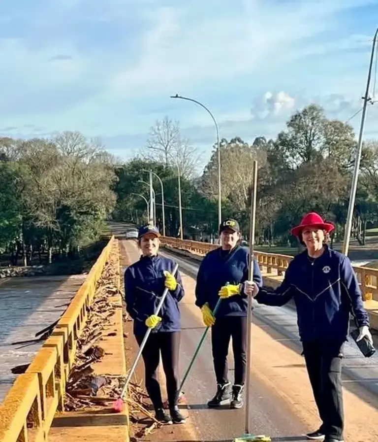 Lions Clube de Nova Bassano realiza limpeza de ponte intermunicipal - Studio TV