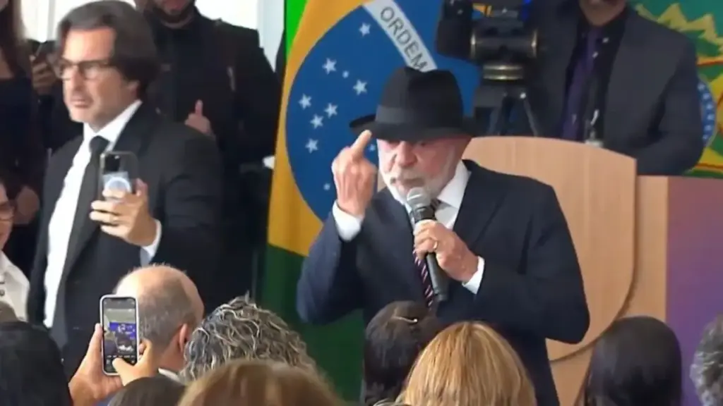 Lula faz gesto obsceno durante evento do governo em Brasília - Studio TV