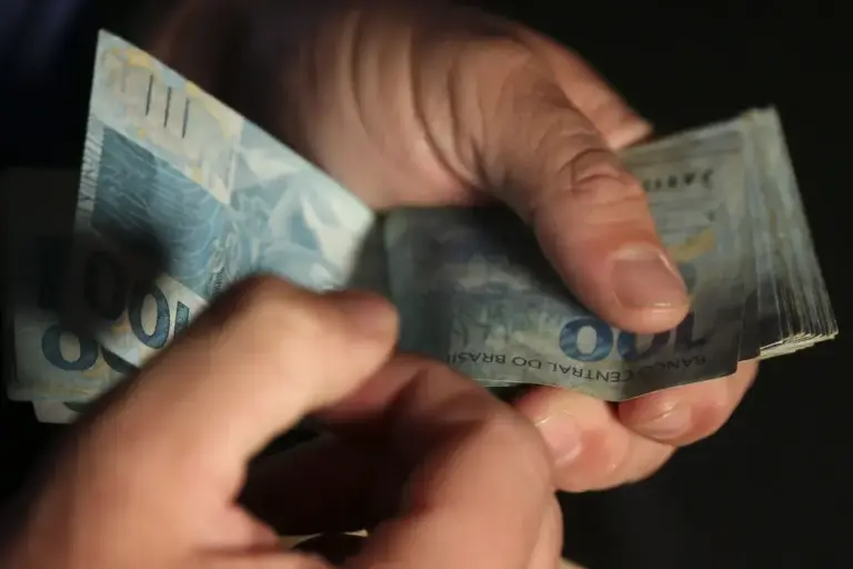 Maioria vê menos dependência do governo como caminho para melhorar de vida - Studio TV