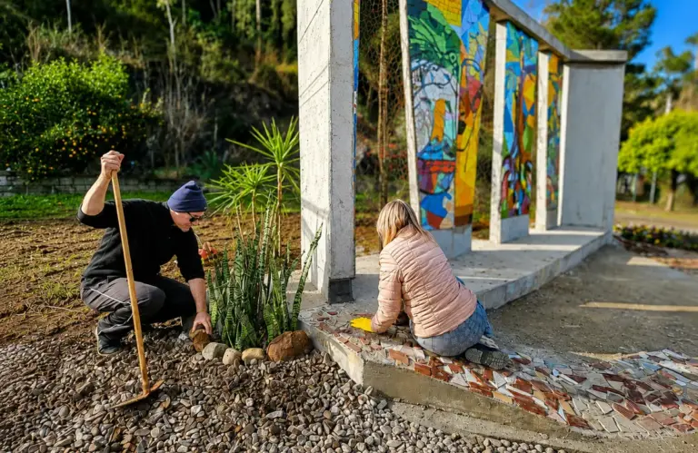 ‘Memórias em Mosaico’ transforma marcas da tragédia climática em símbolo de reconstrução em Tuiuty - Studio TV