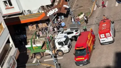 Motociclista fica ferido em acidente envolvendo carro e caminhão em Marau - Studio TV