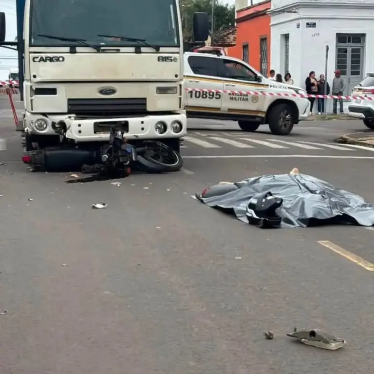 Motociclista morre após colisão com caminhão em Alegrete - Studio TV