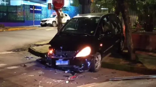 Motorista foge após atingir veículos estacionados no bairro Petrópolis, em Passo Fundo - Studio TV