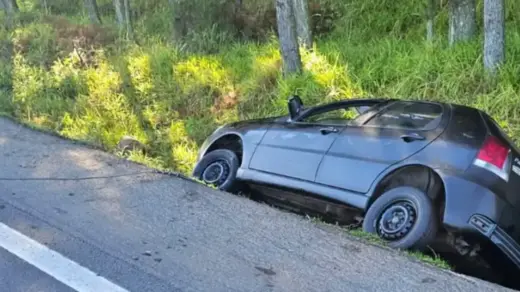 Motorista morre após carro sair da pista e tombar em São Sebastião do Caí - Studio TV