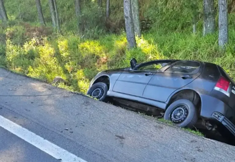 Motorista morre após carro sair da pista e tombar em São Sebastião do Caí - Studio TV
