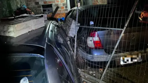 Motorista sem CNH perde o controle do carro e atinge residência no Vale do Sinos - Studio TV