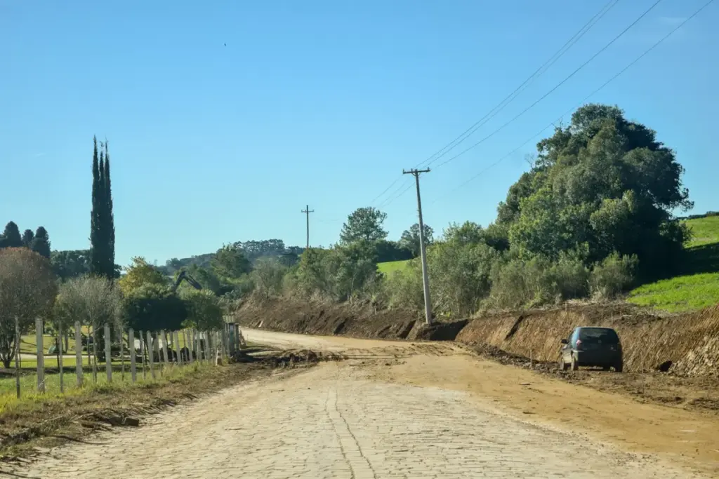 Obras de pavimentação avançam na ERS-437, em Vila Flores - Studio TV