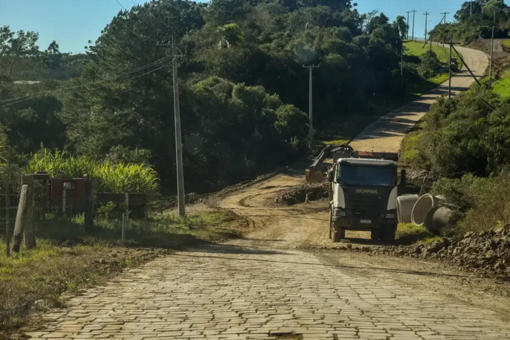 Obras de pavimentação avançam na ERS-437, em Vila Flores - Studio TV