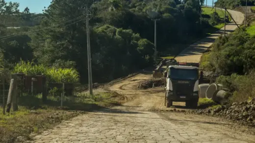 Obras de pavimentação avançam na ERS-437, em Vila Flores - Studio TV