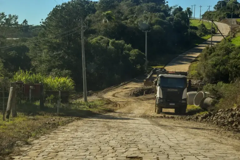 Obras de pavimentação avançam na ERS-437, em Vila Flores - Studio TV