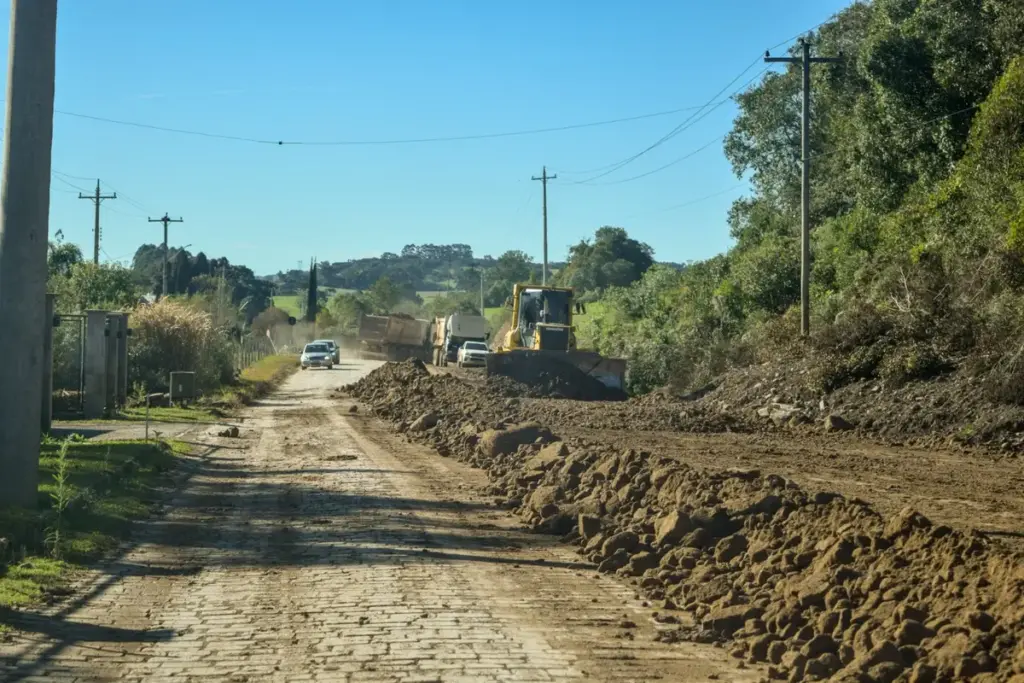 Obras de pavimentação avançam na ERS-437, em Vila Flores - Studio TV
