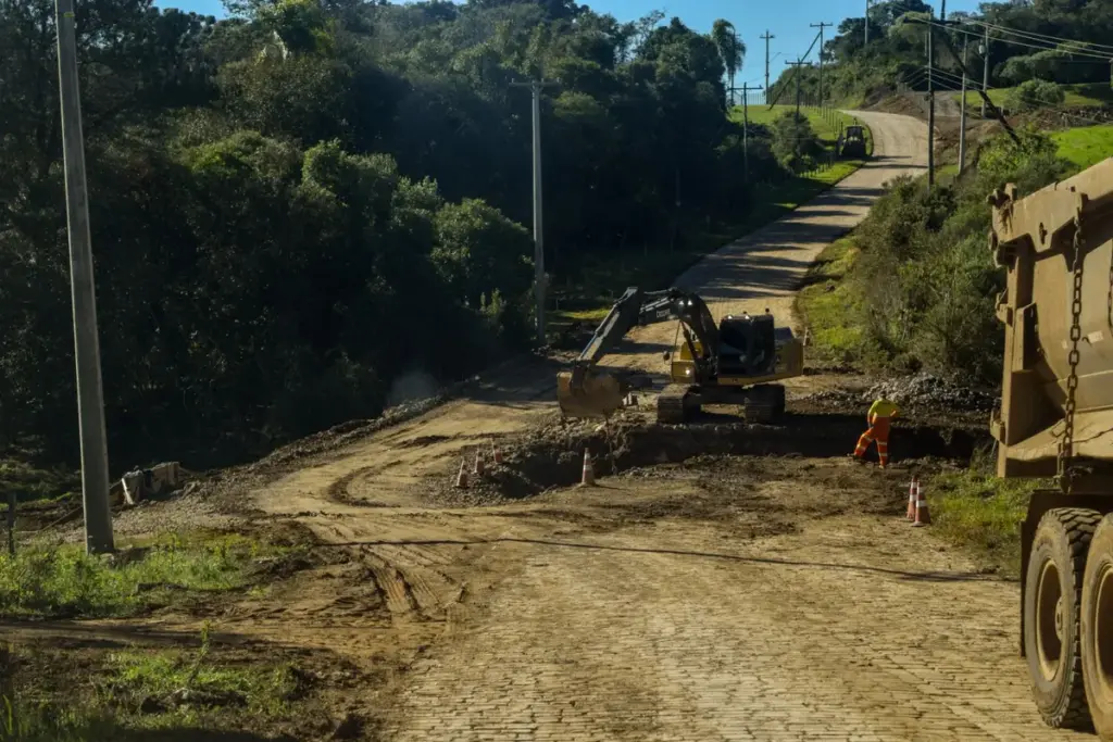 Obras de pavimentação avançam na ERS-437, em Vila Flores - Studio TV
