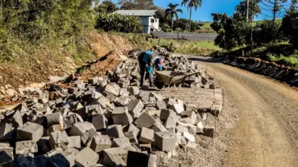 Obras de pavimentação são retomadas na Linha Visconde de Pelotas, em Vila Flores - Studio TV