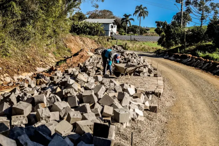 Obras de pavimentação são retomadas na Linha Visconde de Pelotas, em Vila Flores - Studio TV
