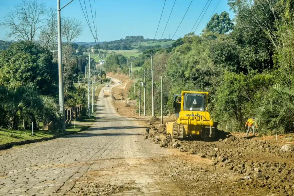 Obras na ERS-437 avançam entre Vila Flores e Antônio Prado com bloqueio no trecho - Studio TV