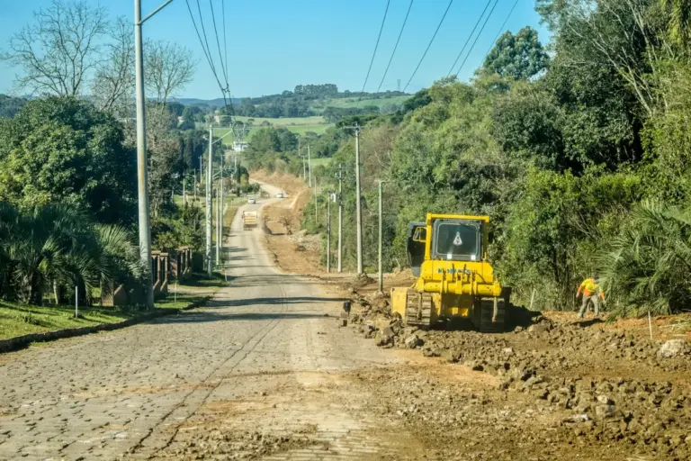 Obras na ERS-437 avançam entre Vila Flores e Antônio Prado com bloqueio no trecho - Studio TV