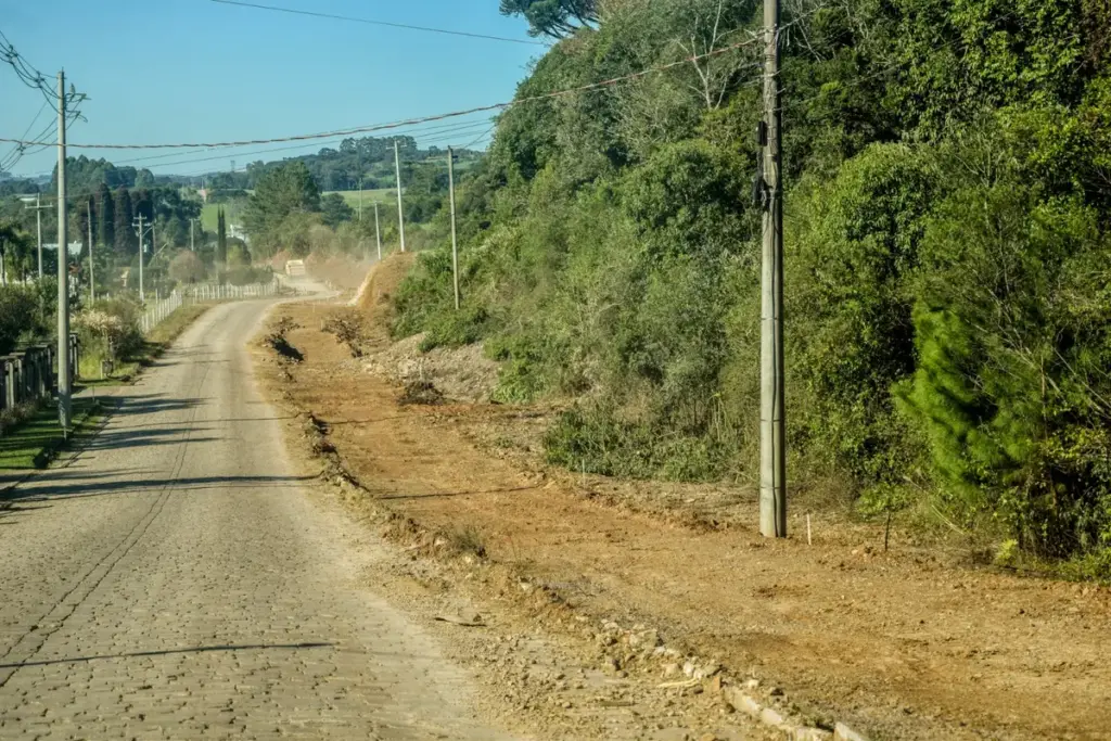 Obras na ERS-437 avançam entre Vila Flores e Antônio Prado com bloqueio no trecho - Studio TV