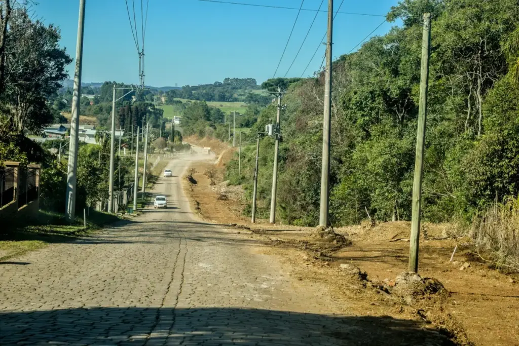 Obras na ERS-437 avançam entre Vila Flores e Antônio Prado com bloqueio no trecho - Studio TV