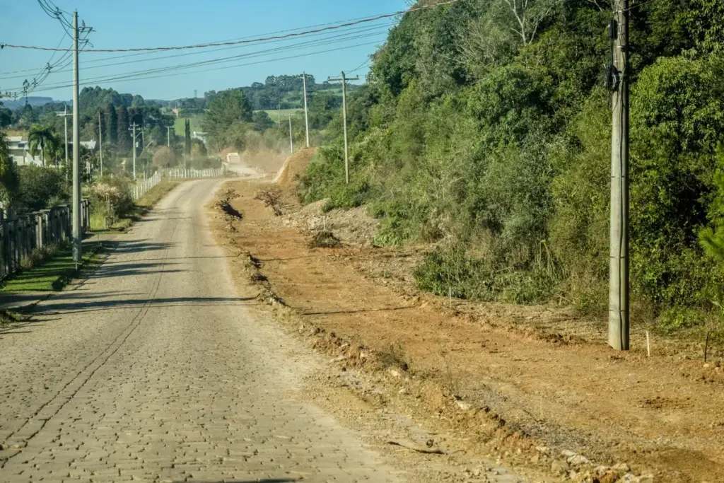 Obras na ERS-437 avançam entre Vila Flores e Antônio Prado com bloqueio no trecho - Studio TV