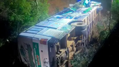 Ônibus com trilheiros de Arvorezinha tomba em ponte entre Casca e Paraí - Studio TV