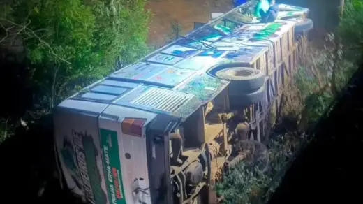 Ônibus com trilheiros de Arvorezinha tomba em ponte entre Casca e Paraí - Studio TV