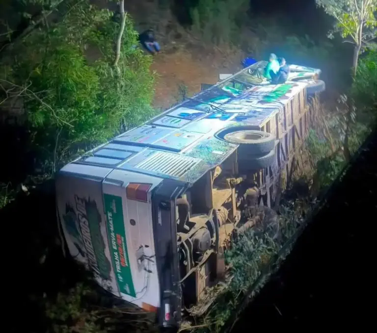 Ônibus com trilheiros de Arvorezinha tomba em ponte entre Casca e Paraí - Studio TV