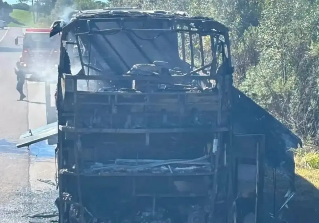Ônibus pega fogo entre Caxias do Sul e Vacaria; motorista não se feriu - Studio TV