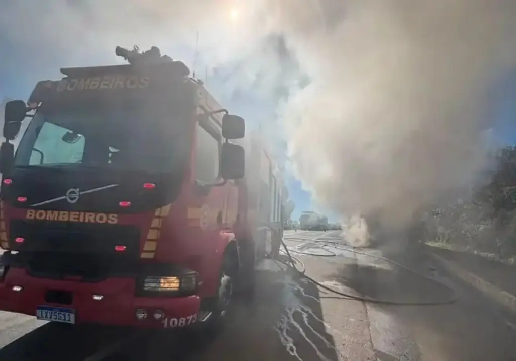 Ônibus pega fogo entre Caxias do Sul e Vacaria; motorista não se feriu - Studio TV