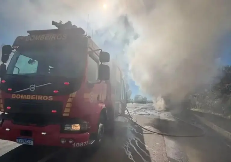 Ônibus pega fogo entre Caxias do Sul e Vacaria; motorista não se feriu - Studio TV