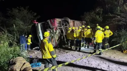 Ônibus que saiu da Serra Gaúcha e tinha destino o Paraguai tomba em ribanceira e deixa três mortos em SC - Studio TV