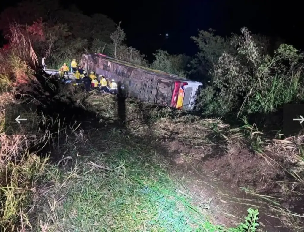 Ônibus que saiu da Serra Gaúcha e tinha destino o Paraguai tomba em ribanceira e deixa três mortos em SC - Studio TV