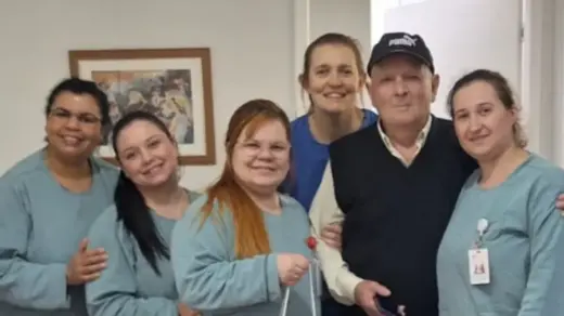 Paciente retorna ao Hospital São João Batista para agradecer equipe da Diálise após recuperação renal - Studio TV