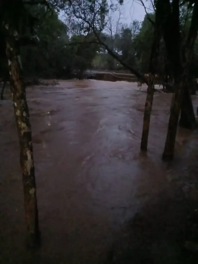 Ponte submersa e água na pista causam bloqueios em Marau - Studio TV