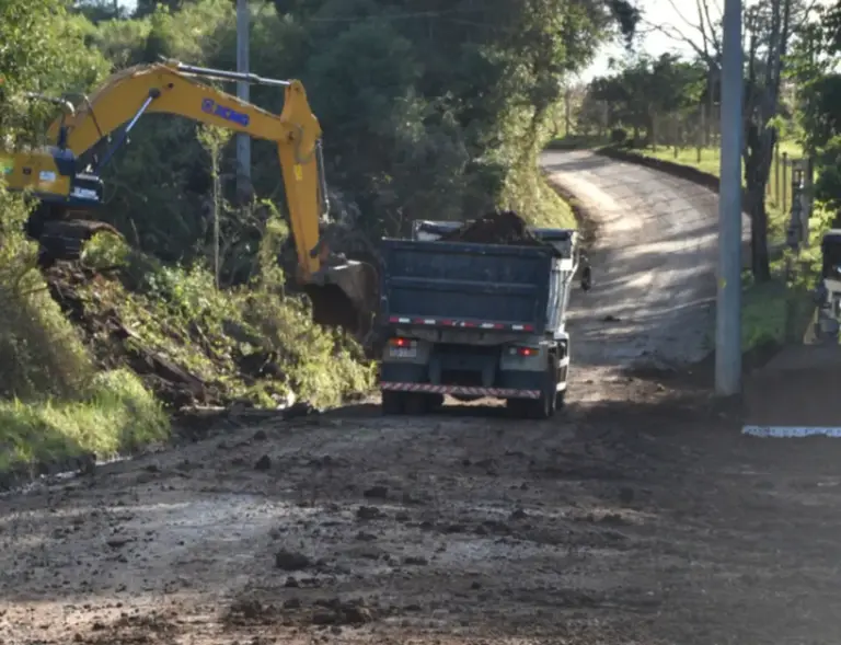 Preparação da pista para asfaltamento do Travessão de São Valentim é iniciada em Veranópolis - Studio TV
