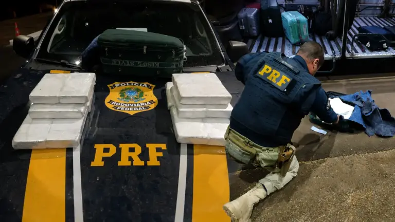 PRF apreende mais de 17 quilos de cocaína em ônibus na BR-285 - Studio TV