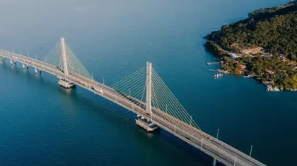 PRF orienta motoristas após fechamento da Ponte Anita Garibaldi, em Laguna na BR-101, em SC - Studio TV