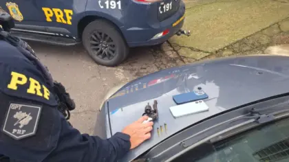 PRF prende dois homens com carro roubado e revólver após perseguição na BR-116, em Canoas - Studio TV